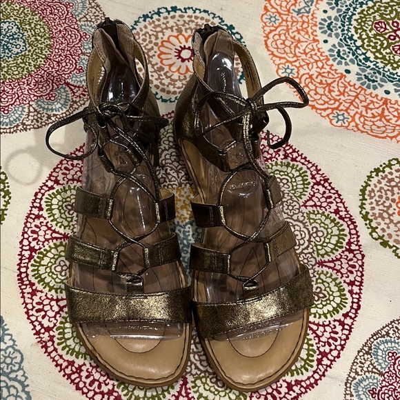Crown by Born Women's Metallic Gladiator Sandals size 9 - Picture 3 of 11